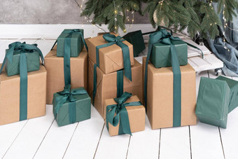 一年礼物圣诞节树盒子包装工艺绿色纸白色地板上大<strong>气节</strong>日惊喜