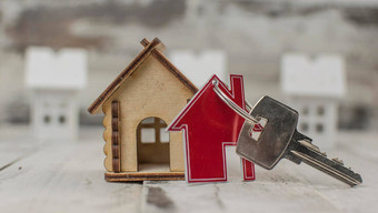 房子象征金属关键木表格真正的房地产保险概念抵押贷款买出售房子房地产经纪人概念