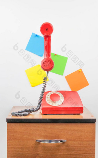 红色的复古的电话木床头柜上