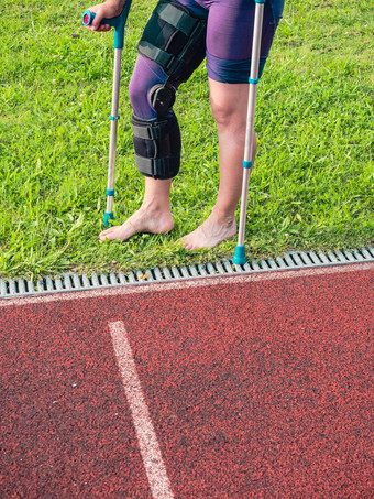 走拐杖女人跑步者体育受伤