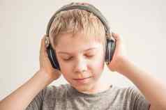 男孩耳机享受音乐手耳机