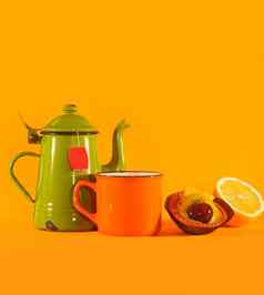 古董茶杯橙色杯柠檬糕点橙色背景复制空间前