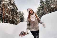 女孩毛衣冬天花束手站大雪地里