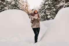 女孩毛衣冬天花束手站大雪地里