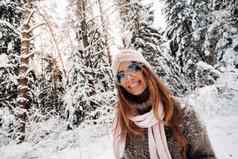 女孩毛衣眼镜冬天白雪覆盖的森林
