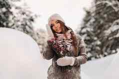 女孩毛衣冬天花束手站大雪地里