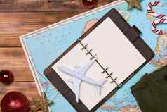旅行旅行假期旅游模型关闭衣服圣诞节装饰玩具飞机旅游地图木表格空空间的地方文本信息