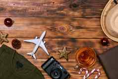 准备旅行概念玩具飞机相机杯茶圣诞节装饰木背景