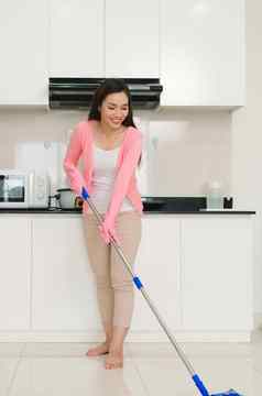 首页清洁服务女人拖把清洁地板上厨房