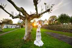 新娘白色婚礼衣服公园奥地利小镇大树日落
