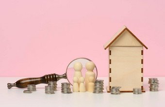 木雕像家庭栈金属钱微型木房子真正的房地产购买抵押贷款概念积累基金