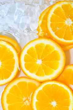 特写镜头新鲜的片多汁的橙色白色背景片橙色闪闪发光的水白色背景特写镜头柑橘类苏打水复制空间