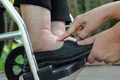 上了年纪的女人肿脚新闻测试轮椅
