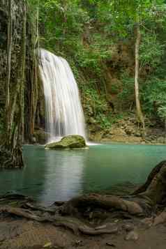 清洁绿色翡翠水瀑布包围小树大树绿色颜色处女瀑布北省泰国