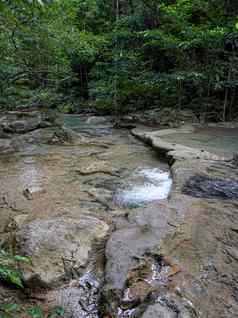 清洁绿色翡翠水瀑布包围小树大树绿色颜色处女瀑布北省泰国