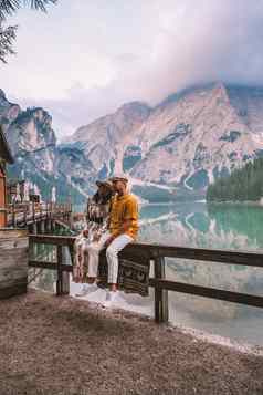 夫妇假期意大利白云石山脉美丽的湖意大利阿尔卑斯山脉泻湖布雷斯