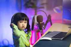 可爱的婴儿女孩唱歌耳机记录首歌麦克风首页记录工作室