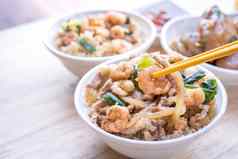 炖虾大米台湾著名的传统的街食物大豆炖虾切片猪肉煮熟的大米旅行概念复制空间关闭
