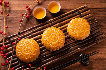 月亮蛋糕月饼表格设置轮形状的中国人传统的糕点茶杯木<strong>背景中秋节</strong>日概念关闭
