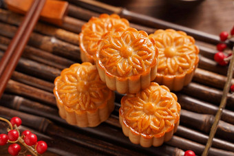 月亮蛋糕月饼表格设置轮形状的中国人传统的糕点茶杯木背景中秋节日概念关闭