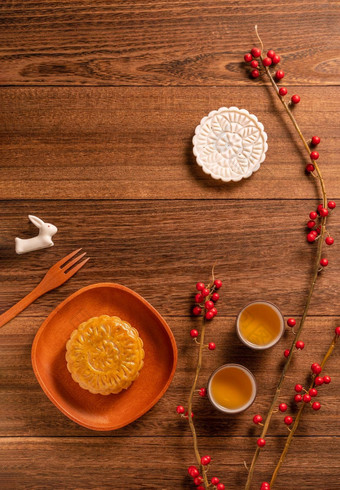 有创意的月亮蛋糕月饼表格设计中国人传统的糕点茶杯木<strong>背景中秋节</strong>日概念前视图平躺