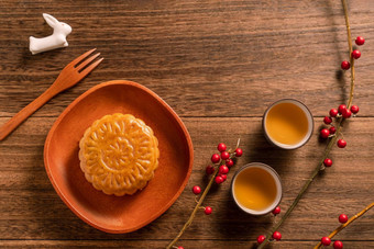 有创意的月亮蛋糕月饼表格设计中国人传统的糕点茶杯木<strong>背景中秋节</strong>日概念前视图平躺