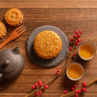 月亮蛋糕月饼表格设置中国人传统的糕点茶杯木背景<strong>中秋节</strong>日概念前视图平躺