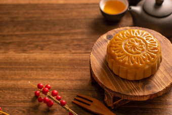 月亮蛋糕月饼表格设置轮形状的中国人传统的糕点茶杯木<strong>背景中秋节</strong>日概念关闭