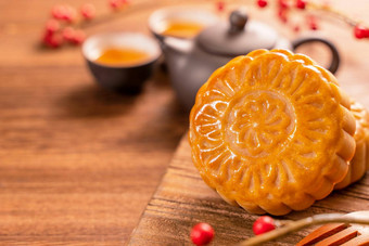 月亮蛋糕月饼表格设置轮形状的中国人传统的糕点茶杯木背景中秋节日概念关闭