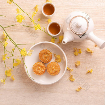 美味的月亮蛋糕中秋节日美丽的模式装饰黄色的<strong>花茶</strong>概念节日下午糕点设计