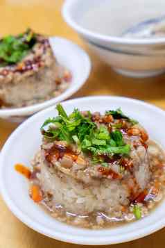 大米布丁管大米蛋糕受欢迎的美味的台湾街食物美食美味使糯米大米猪肉甜蜜的辣椒酱汁