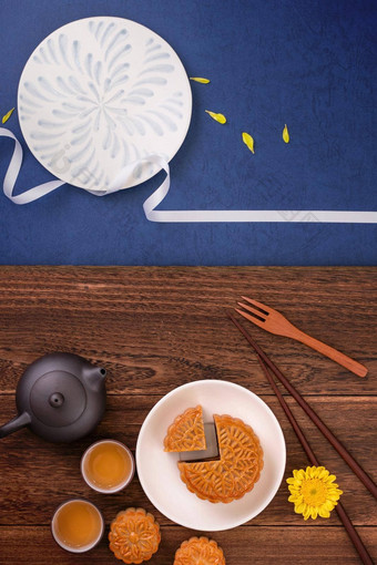 有创意的月亮蛋糕月饼设计灵感享受月亮中秋节日糕点茶木表格概念前视图平躺