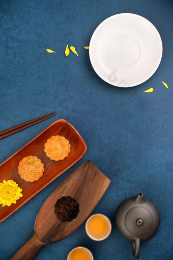 最小的简单布局月亮蛋糕蓝色的<strong>背景中秋节</strong>日有创意的食物设计概念前视图平躺复制空间