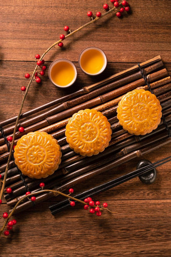 月亮蛋糕月饼表格设置中国人传统的糕点茶杯木<strong>背景中秋节</strong>日概念前视图平躺