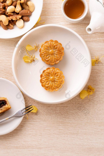 美味的月亮蛋糕中秋节日美丽的模式装饰黄色的<strong>花茶</strong>概念节日下午糕点设计