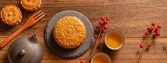 月亮蛋糕月饼表格设置中国人传统的糕点茶杯木<strong>背景中秋节</strong>日概念前视图平躺