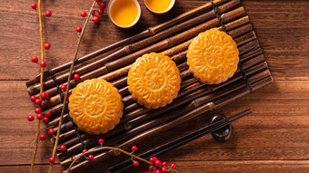 月亮蛋糕月饼表格设置中国人传统的糕点茶杯木背景中秋节日概念前视图平躺