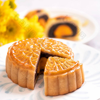中秋节日传统的食物概念美丽的减少月亮蛋糕蓝色的模式板白色背景花关闭复制空间