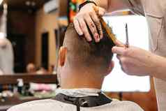 裁剪视图理发师发型风格剪刀梳子概念理发店