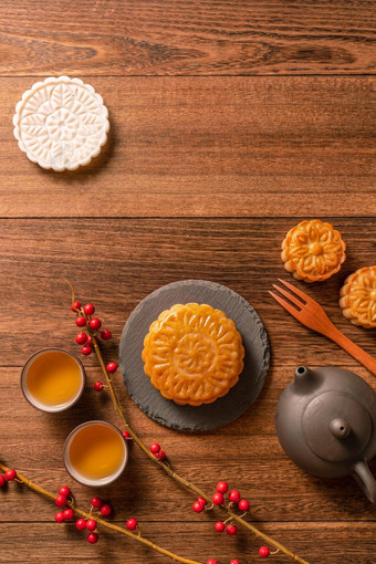 有创意的月亮蛋糕月饼表格设计中国人传统的糕点茶杯木背景中秋节日概念前视图平躺