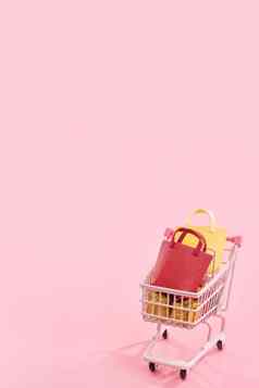 年度出售购物季节概念迷你红色的商店车电车完整的纸袋礼物孤立的苍白的粉红色的背景空白复制空间关闭