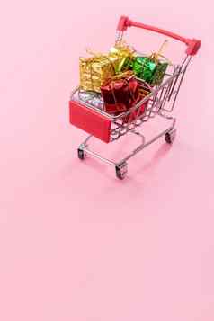 年度出售圣诞节购物季节概念迷你红色的商店车电车完整的礼物盒子孤立的苍白的粉红色的背景复制空间关闭
