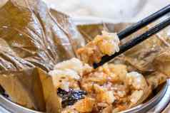 美味的五月盖森林总和新鲜的蒸糯米大米鸡卷包装莲花叶竹子轮船在香港香港尤姆查餐厅