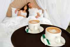 房间服务交付杯咖啡酒店房间结婚了夫妇说谎床上早....