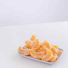美丽的去皮橘子板金属篮子孤立的明亮的白色清洁表格现代当代厨房岛关闭