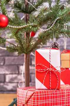 装饰圣诞节树包装美丽的红色的白色礼物首页黑色的砖墙节日设计概念关闭