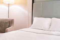 清洁舒适的现代酒店卧室室内温暖的语气房间站灯亚麻沙发缓冲设计概念奢侈品旅行关闭