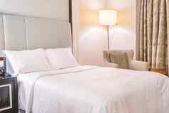 清洁舒适的现代酒店卧室室内温暖的语气房间站灯亚麻沙发缓冲设计概念奢侈品旅行关闭