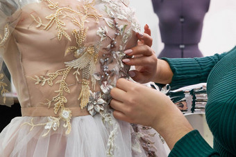 裁缝修复白色花边婚礼衣服人体模型裁缝工作室