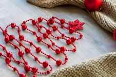 圣诞节树使珠子大红色的雪花明星布局圣诞节元素